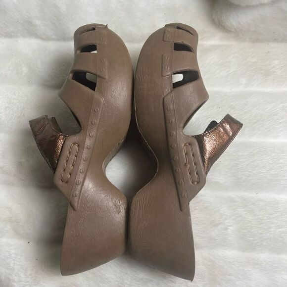Dr Scholl’s nurse’s clogs tan with bronze strap size 10 - Picture 5 of 12